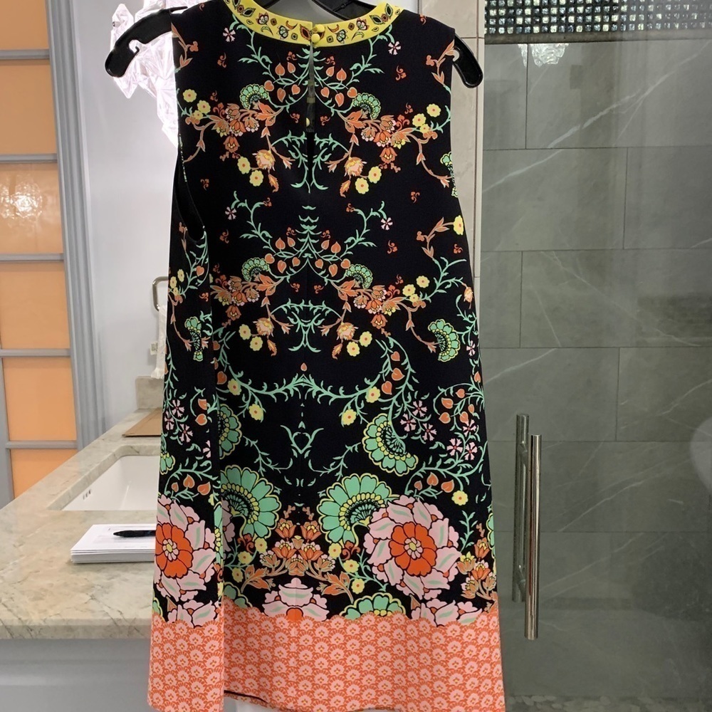 ALICE + OLIVIA Keaton Crewneck Shift Dress - Picture 4 of 10